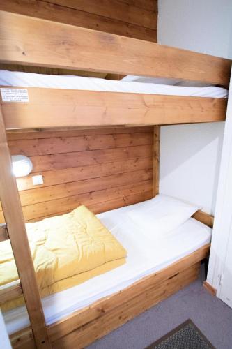 quelques lits superposés dans une chambre dans l'établissement Résidence Les Portes De La Vanoise - LES PORTES DE LA VANOISE - SB408B MAE-3053, à Villarodin-Bourget