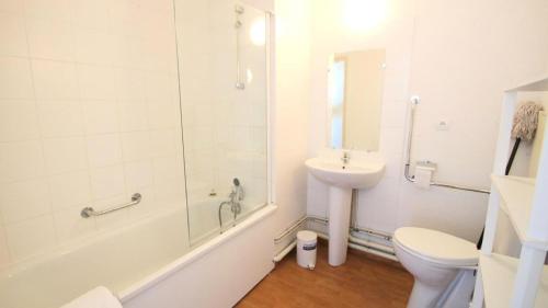 une salle de bain avec un lavabo, une douche et des toilettes dans l'établissement Résidence Parc Aux Etoiles - C311PAE - APPARTEMENT 1 CHAMBRE ET 1 CABINE, BALCON MAE-2414, à Narreyroux