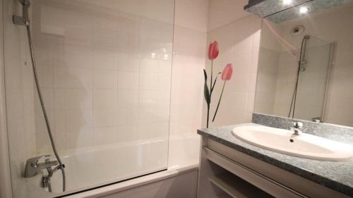 La salle de bains est pourvue d'un lavabo, d'une douche, d'une baignoire et d'un miroir. dans l'établissement Résidence Parc Aux Etoiles - B202PAE - APPARTEMENT 1 CHAMBRE, BALCON MAE-2444, à Narreyroux