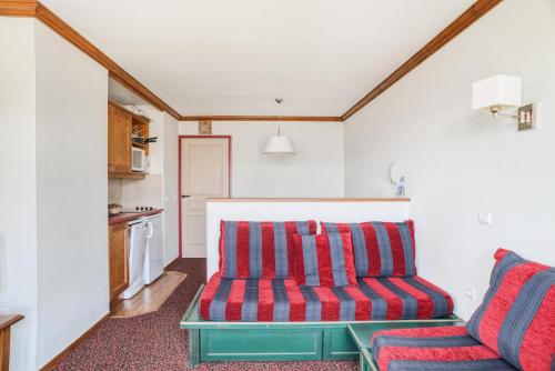 un salon avec un canapé et une table dans l'établissement Résidence La Marelle et Le Rami - maeva Home - Appartement 2 Pièces 7 Personnes - Sélection MAE-7164, à La Plagne Tarentaise
