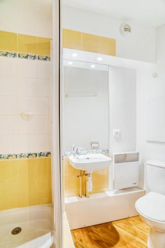 une salle de bain avec une douche, un lavabo et des toilettes dans l'établissement Résidence La Marelle et Le Rami - maeva Home - Appartement 2 Pièces 7 Personnes - Sélection MAE-7164, à La Plagne Tarentaise