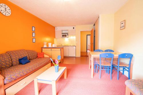 un salon avec un canapé, une table et des chaises dans l'établissement Résidence Le Pra - LE PRA - PR13CO MAE-3057, à Villarodin-Bourget