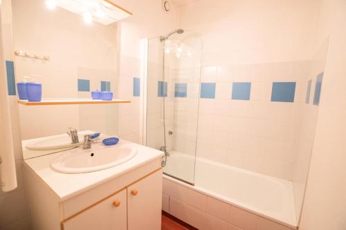une salle de bain blanche avec un lavabo et une douche dans l'établissement Résidence Le Pra - LE PRA - PR13CO MAE-3057, à Villarodin-Bourget