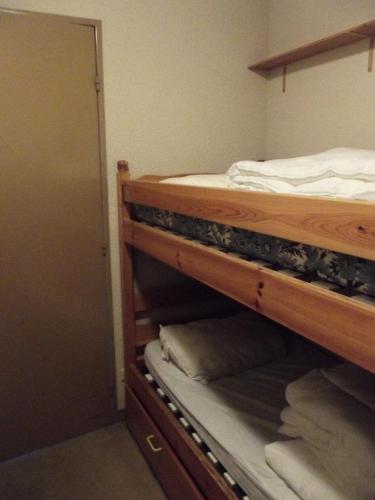 - une chambre avec des lits superposés et un placard dans l'établissement Résidence St Moritz - STM304 - STUDIO 2/3 PERSONNES EN CENTRE STATION MAE-2564, à Les Prés