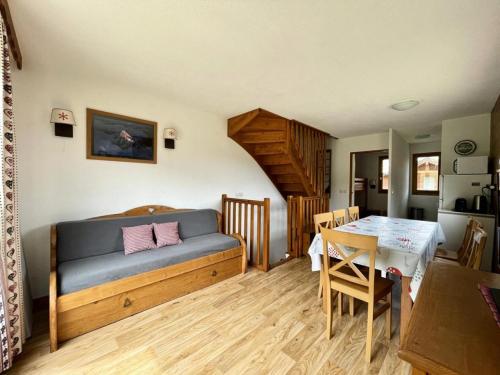 un salon avec un canapé et une table dans l'établissement Résidence Parc Aux Etoiles - CH23PAE - CHALET TRIPLEX EN BORD DE PISTES, 4 CHAMBRES MAE-2584, à Narreyroux