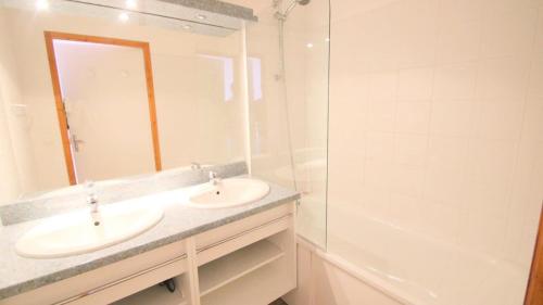 Ένα μπάνιο στο Résidence Parc Aux Etoiles - CH23PAE - CHALET TRIPLEX EN BORD DE PISTES, 4 CHAMBRES MAE-2584
