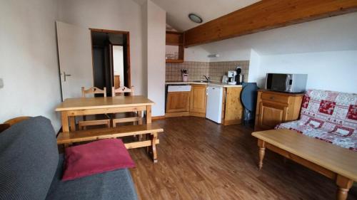 un salon avec un canapé et une cuisine dans l'établissement Résidence Dame Blanche - DBA420 - APPT 1 CHAMBRE - BALCON - 4 PERSONNES - Secteur 1800 MAE-2624, à Narreyroux
