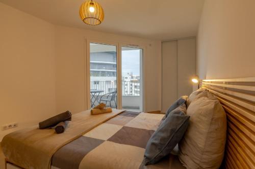 - une chambre avec un grand lit et un balcon dans l'établissement Le Petit Paradis vue lac, à Annecy