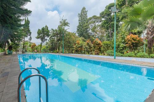 Bazén v ubytování Urbanview Resort Botol Cisarua Puncak Bogor nebo v jeho okolí