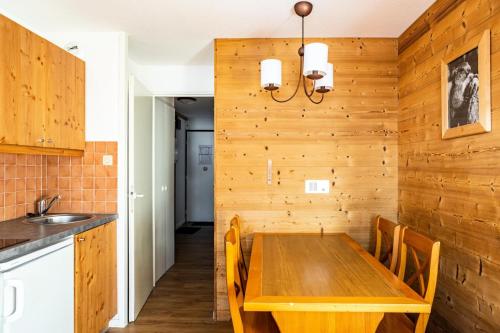 une salle à manger avec une table et des chaises en bois dans l'établissement Résidence Quartier Falaise - maeva Home - Appartement 2 pièces 4 personnes - Confort MAE-9054, à Avoriaz