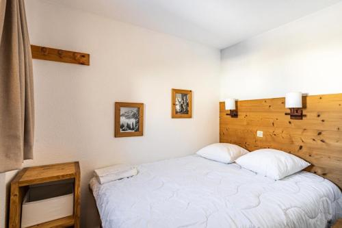 une chambre avec un grand lit blanc avec deux oreillers dans l'établissement Résidence Quartier Falaise - maeva Home - Appartement 2 pièces 4 personnes - Confort MAE-9054, à Avoriaz