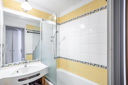 une salle de bain avec un lavabo, une baignoire et un miroir dans l'établissement Résidence Quartier Falaise - maeva Home - Appartement 2 pièces 4 personnes - Confort MAE-9054, à Avoriaz