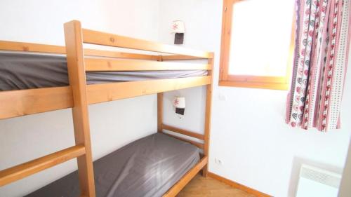 une chambre avec deux lits superposés et une fenêtre dans l'établissement Résidence Parc Aux Etoiles - C306PAE - APPARTEMENT 3 CHAMBRES, BALCON MAE-2744, à Narreyroux