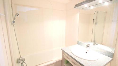 une salle de bain blanche avec lavabo et douche dans l'établissement Résidence Parc Aux Etoiles - C306PAE - APPARTEMENT 3 CHAMBRES, BALCON MAE-2744, à Narreyroux
