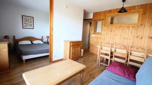 - une chambre avec un lit et une table dans l'établissement Résidence Dame Blanche - DBA112 - APPT 1 CHAMBRE + CABINE - BALCON - 6 PERSONNES MAE-2824, à Narreyroux