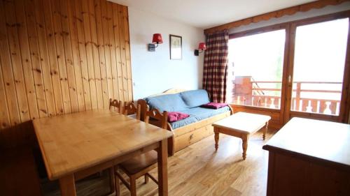 un salon avec un canapé et une table dans l'établissement Résidence Dame Blanche - DBA112 - APPT 1 CHAMBRE + CABINE - BALCON - 6 PERSONNES MAE-2824, à Narreyroux