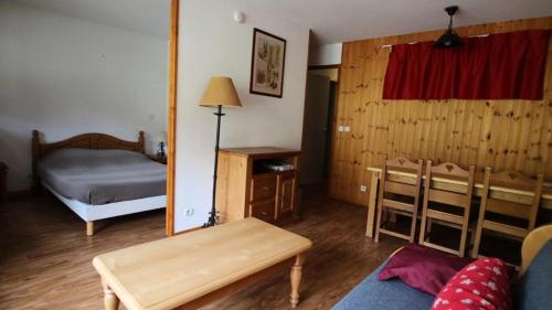 une chambre avec un lit et une table dans une pièce dans l'établissement Résidence Dame Blanche - DBA325 - APPT 1 CHAMBRE + CABINE - BALCON - 6 PERSONNES MAE-2934, à Narreyroux
