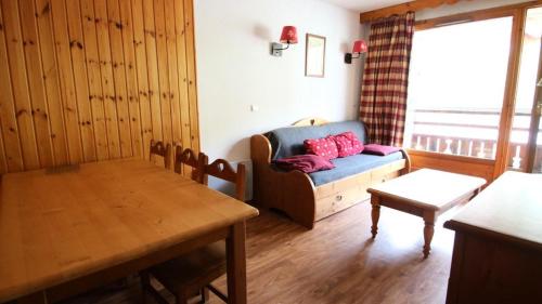 un salon avec un canapé et une table dans l'établissement Résidence Dame Blanche - DBA325 - APPT 1 CHAMBRE + CABINE - BALCON - 6 PERSONNES MAE-2934, à Narreyroux