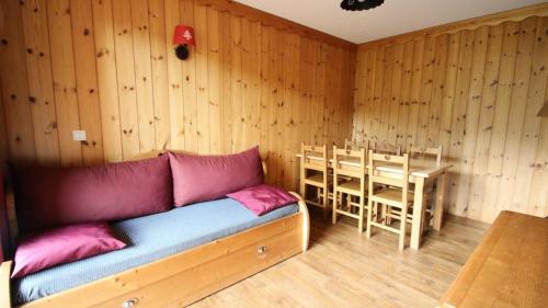 une pièce avec un lit et une table dedans dans l'établissement Résidence Dame Blanche - DBAC16 - APPT 2 CHAMBRES - BALCON - 6 PERSONNES - Secteur 1800 MAE-2654, à Narreyroux