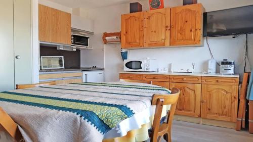 - une petite cuisine avec un lit dans une chambre dans l'établissement Résidence Pendine 1 - P802 - Grand studio/Alcove - 5 personnes - Centre de station MAE-2664, à Les Prés
