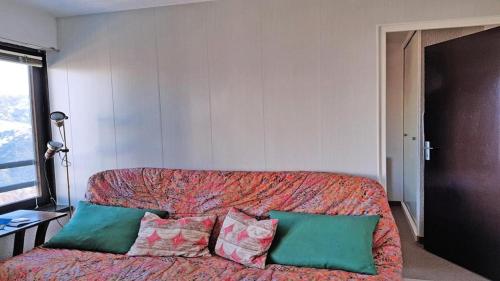 - un salon avec un canapé et des oreillers dans l'établissement Résidence Pendine 1 - P802 - Grand studio/Alcove - 5 personnes - Centre de station MAE-2664, à Les Prés