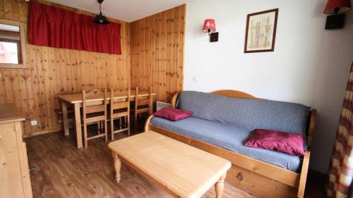 un salon avec un canapé bleu et une table dans l'établissement Résidence Dame Blanche - DBA307 - APPT 1 CHAMBRE + CABINE - BALCON - 6 PERSONNES MAE-3084, à Narreyroux