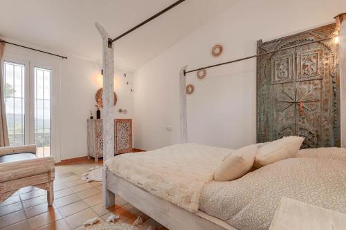 ein Schlafzimmer mit einem großen Bett in einem Zimmer in der Unterkunft El paraíso de Cadaqués IMMO365 in Cadaqués