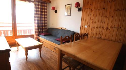 un salon avec un canapé bleu et une table dans l'établissement Résidence Dame Blanche - DBA326 - APPT 1 CHAMBRE + CABINE - BALCON - 6 PERSONNES MAE-2904, à Narreyroux