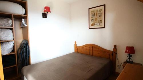 une chambre avec un lit et une étagère dans l'établissement Résidence Dame Blanche - DBA326 - APPT 1 CHAMBRE + CABINE - BALCON - 6 PERSONNES MAE-2904, à Narreyroux