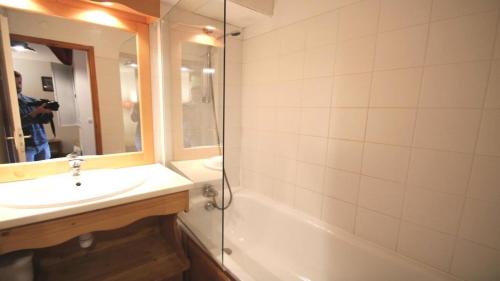 une salle de bain avec un lavabo et une douche dans l'établissement Résidence Dame Blanche - DBA326 - APPT 1 CHAMBRE + CABINE - BALCON - 6 PERSONNES MAE-2904, à Narreyroux