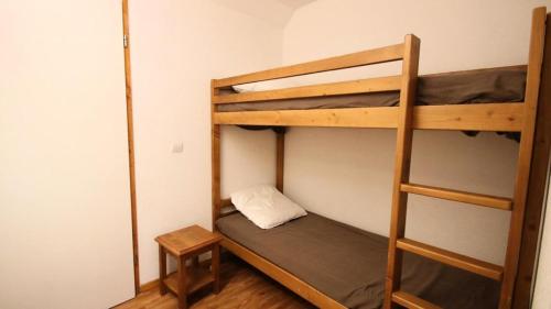 une chambre avec deux lits superposés et une échelle dans l'établissement Résidence Dame Blanche - DBA304 - APPT 2 CHAMBRES + COIN MONTAGNE - BALCON - 8 PERSONNES MAE-3094, à Narreyroux