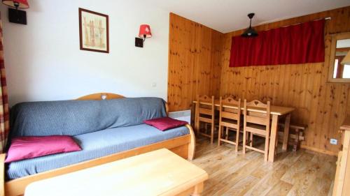 un salon avec un canapé et une table dans l'établissement Résidence Dame Blanche - DBA211 - APPT 1 CHAMBRE + CABINE - BALCON - 6 PERSONNES MAE-3114, à Narreyroux