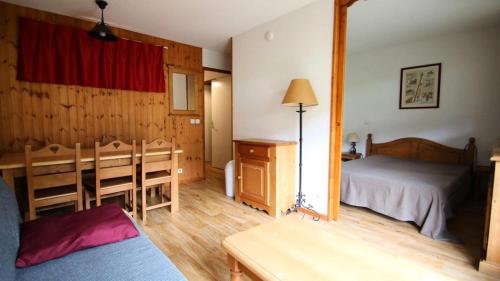 une chambre avec un lit, une table et des chaises dans l'établissement Résidence Dame Blanche - DBA211 - APPT 1 CHAMBRE + CABINE - BALCON - 6 PERSONNES MAE-3114, à Narreyroux