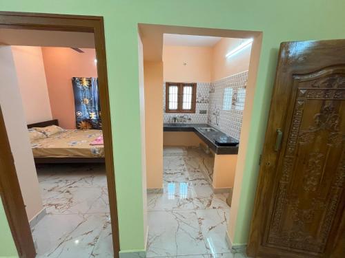 Postel nebo postele na pokoji v ubytování Sai Ayush Homestay