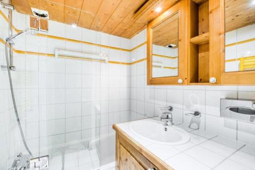 une salle de bain avec un lavabo et une douche dans l'établissement Résidence La Ginabelle - maeva Home - Appartement 3 pièces 6 personnes avec parking - Prestige MAE-8604, à Chamonix-Mont-Blanc
