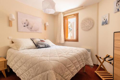 Schlafzimmer mit einem Bett und einem Spiegel in der Unterkunft Résidence L'Albane - maeva Home - Appartement chaleureux 2 pièces 5 person 994 in Vars