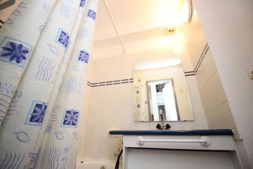 une salle de bain avec un lavabo et un miroir dans l'établissement Résidence Thabor A - THABOR A - THAA25 MAE-3092, à Modane