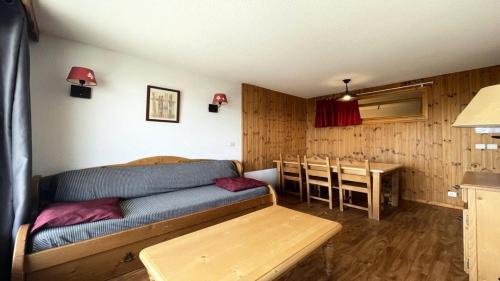 un salon avec un canapé et une table dans l'établissement Résidence Dame Blanche - DBA220 - APPT 1 CHAMBRE + CABINE - BALCON - 6 PERSONNES MAE-7504, à Narreyroux