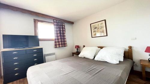 une chambre avec un lit et une commode avec une télévision dans l'établissement Résidence Dame Blanche - DBA216 - APPT 1 CHAMBRE + CABINE - BALCON - 6 PERSONNES MAE-7524, à Narreyroux