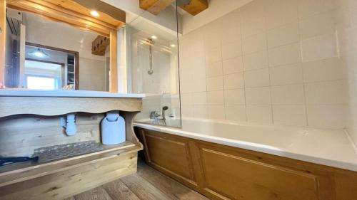 une grande salle de bain avec une baignoire et un lavabo dans l'établissement Résidence Dame Blanche - DBA402 - APPT 2 CHAMBRES - BALCON - 6 PERSONNES - Secteur 1800 MAE-7584, à Narreyroux