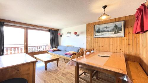 un salon avec un canapé et une table dans l'établissement Résidence Dame Blanche - DBA204 - APPT 1 CHAMBRE + CABINE - BALCON - 6 PERSONNES MAE-7574, à Narreyroux