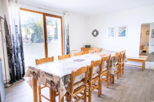 une longue salle à manger avec une longue table et des chaises dans l'établissement Résidence Grand Argentier - GRAND ARGENTIER - GA08 MAE-3097, à Modane