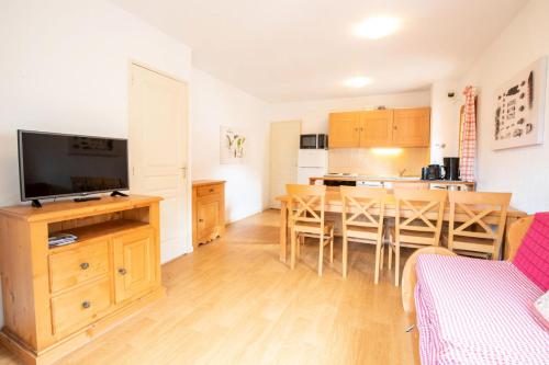 une cuisine et une salle à manger avec une table et une salle à manger dans l'établissement Résidence Belvedere Busseroles - RESIDENCE LE BELVEDERE 