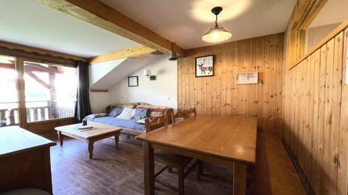 un salon avec une table et un lit dans l'établissement Résidence Dame Blanche - DBA309 - APPT 1 CHAMBRE + CABINE - BALCON - 6 PERSONNES MAE-7944, à Narreyroux