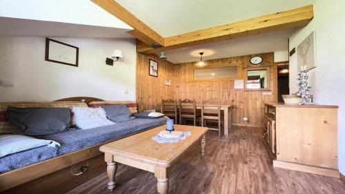 un salon avec un canapé et une table dans l'établissement Résidence Dame Blanche - DBA309 - APPT 1 CHAMBRE + CABINE - BALCON - 6 PERSONNES MAE-7944, à Narreyroux