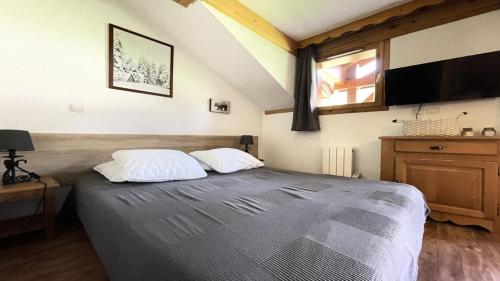 une chambre avec un grand lit et une télévision dans l'établissement Résidence Dame Blanche - DBA309 - APPT 1 CHAMBRE + CABINE - BALCON - 6 PERSONNES MAE-7944, à Narreyroux