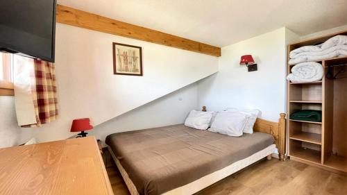 Habitación pequeña con cama y TV. en Résidence Dame Blanche - 2 Pièces pour 6 Personnes 954, en Narreyroux