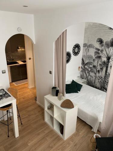 une chambre avec un lit blanc et une table dans l'établissement GUIGLIA - Le cosy des musiciens, a 8 min a pieds du Negresco, à Nice