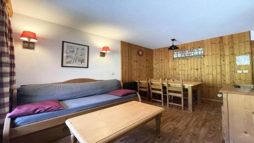 un salon avec un canapé et une table dans l'établissement Résidence Dame Blanche - DBA329 - APPT 1 CHAMBRE + CABINE - BALCON - 6 PERSONNES MAE-7974, à Narreyroux