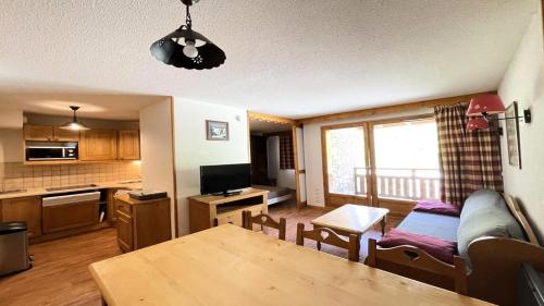 un salon avec un canapé et une table dans l'établissement Résidence Dame Blanche - DBA329 - APPT 1 CHAMBRE + CABINE - BALCON - 6 PERSONNES MAE-7974, à Narreyroux